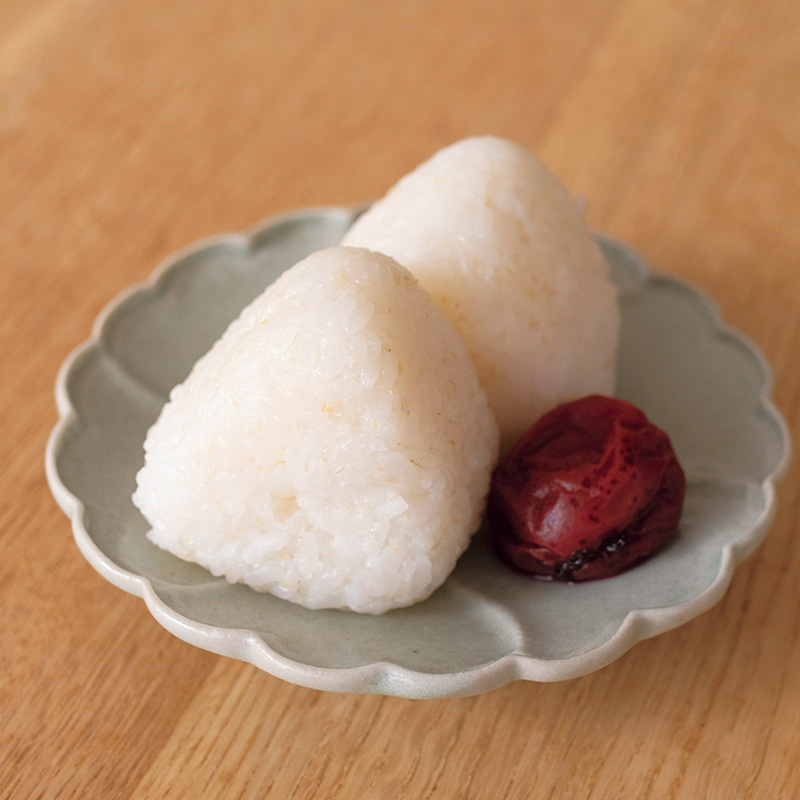 解凍後もおいしい「冷凍おにぎり」のつくり方。お弁当や軽食に温めるだけ！おすすめの冷凍＆解凍のコツも／料理研究家・ワタナベマキさん