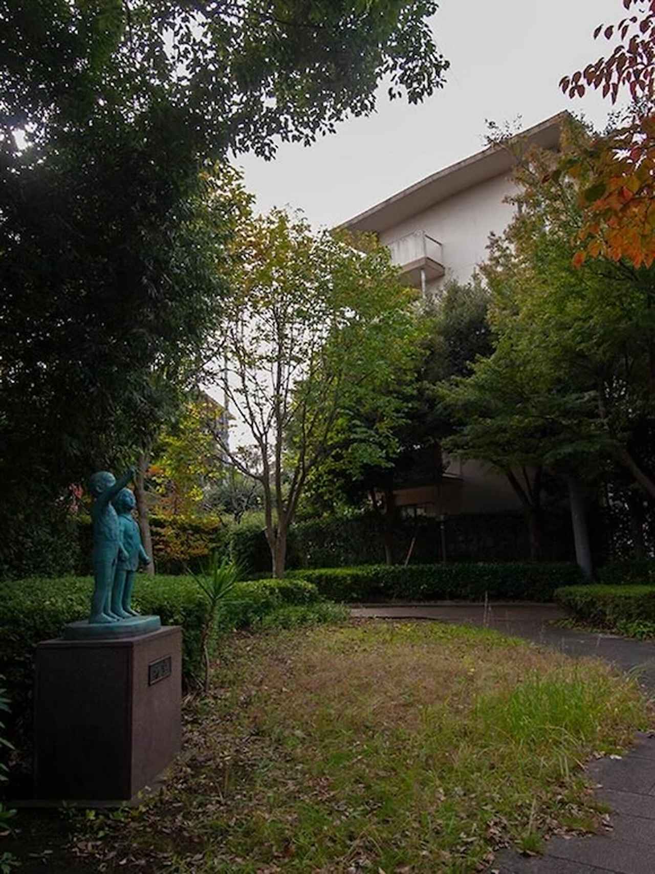 画像: 赤羽台団地の遊歩道のような場所にあった「希望」の像。な、なんと、いまでも同じ場所にあるようです（少し移動しているかもですが）。高度経済成長期の明るい未来観が感じられて和みます