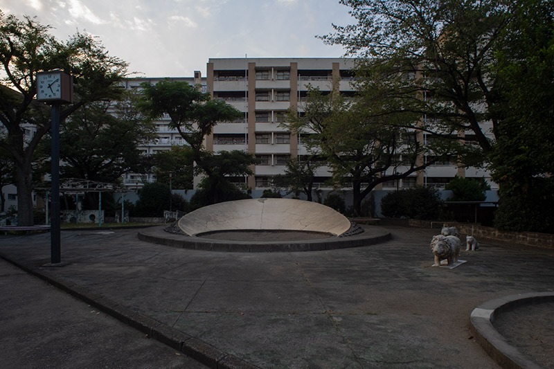 画像: 「スキップ廊下型住棟」の居室側の写真です。この時代の団地はコンクリート製の独特の遊具がたくさんあって面白いです。そのオマージュだと思うんですが、城壁タイプの跡地につくられた「赤羽台けやき公園」にもコンクリート製の遊具があるんですよ