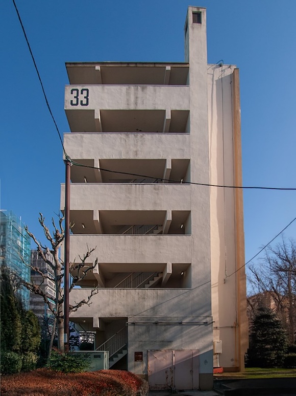 画像: 「スキップ廊下型住棟」を真横から見た写真。妻壁側にも通路が続き階段が設けられています。ほとんどの団地では妻壁の階段は非常階段的な使われ方が多いと思いますが、4階と5階の連絡が難しい33号棟では重要な動線だったのかもしれませんね