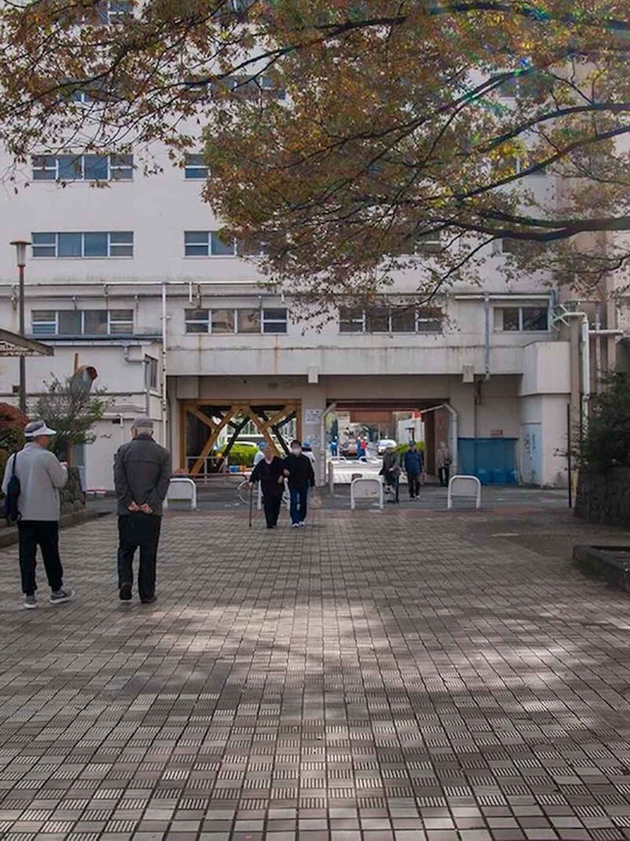 画像: 2010年撮影の城壁タイプの内側(50号棟)。ほかの住棟の建て替えが進んでいるこの時期でも多くの人が行き来していました。一部ピロティ(外部空間になった1階部分)で人の動線が確保されていたのも赤羽台団地の特徴で、写真の向こう側の1階は商店街になっていました