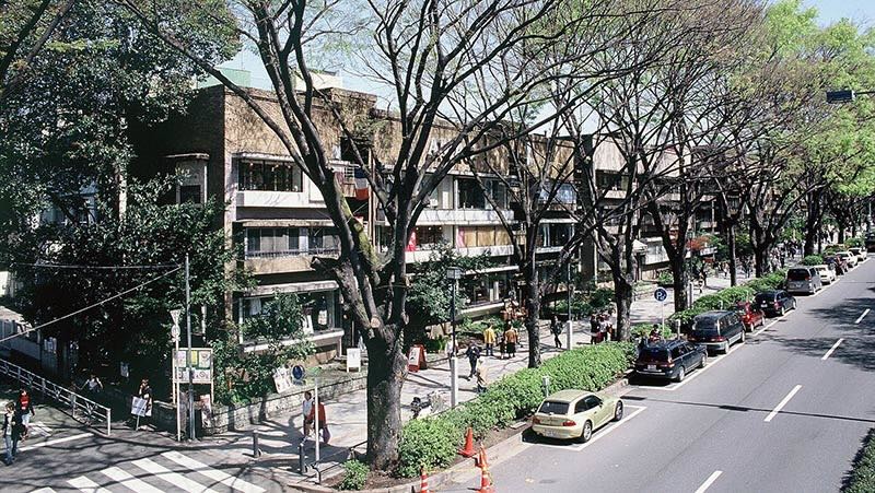 画像: 在りし日の同潤会「青山アパートメント」。山の手大空襲で周囲が焼け野原になったなか、関東大震災の教訓をもとに耐火構造にされた「青山アパートメント」は焼け残り、2023年まで76～77年間にわたって使用されました。写真はウィキペディア・コモンズより転載させていただきました（撮影／PhantomII.Rider）