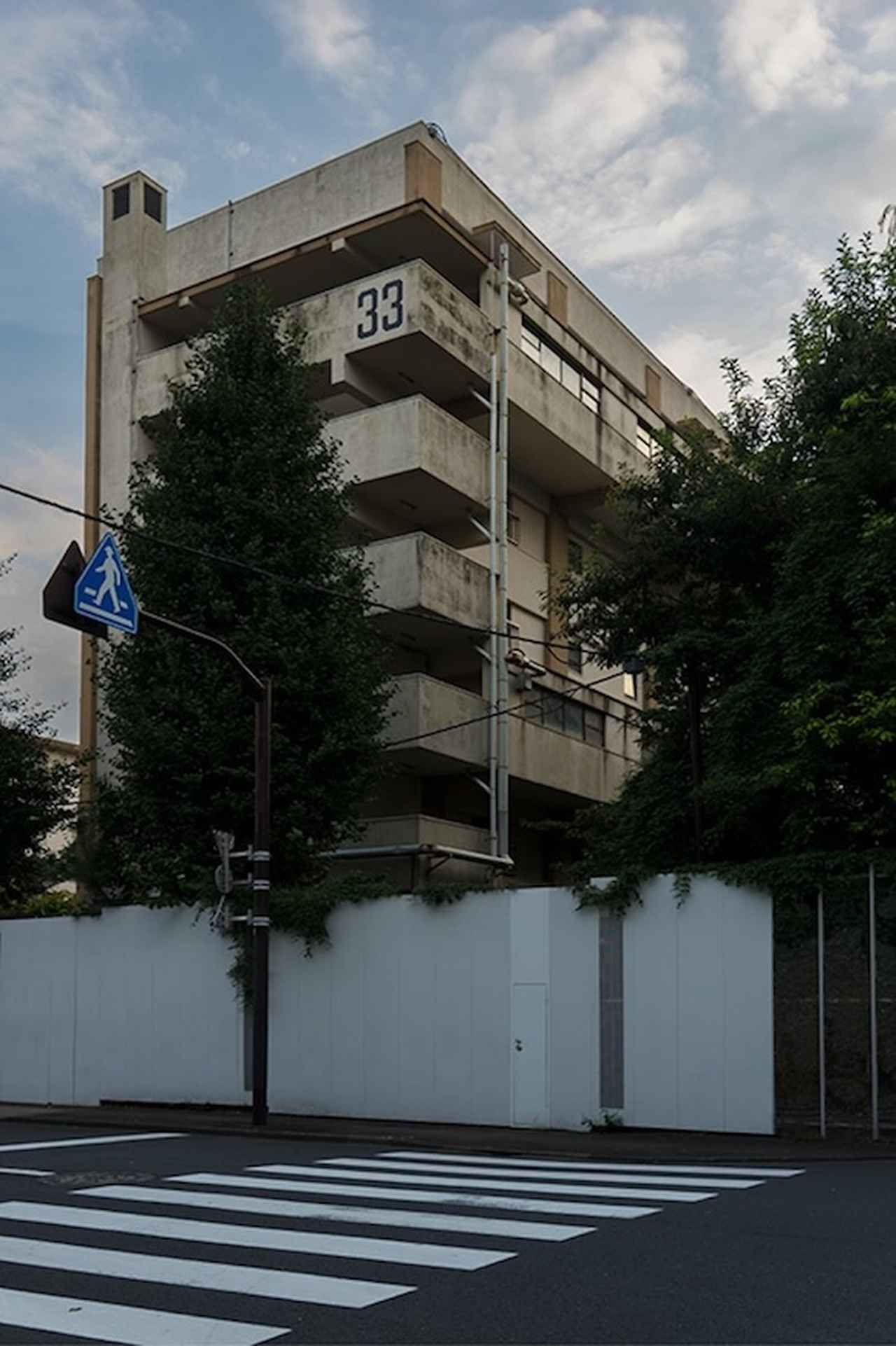 画像: 33号棟は通路側の写真をあまり撮っておらず、こんな写真しかなくてスミマセン。通路側の植栽が結構茂っていてうまく写真を撮れず、気が付いたら取り壊し寸前の閉鎖された後の写真しかありませんでした