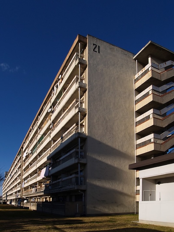 画像: 21号棟のを居室側から見上げた写真。初めてデジタル一眼レフカメラを買った2005年撮影。とても長い建物なのが分かるでしょうか?