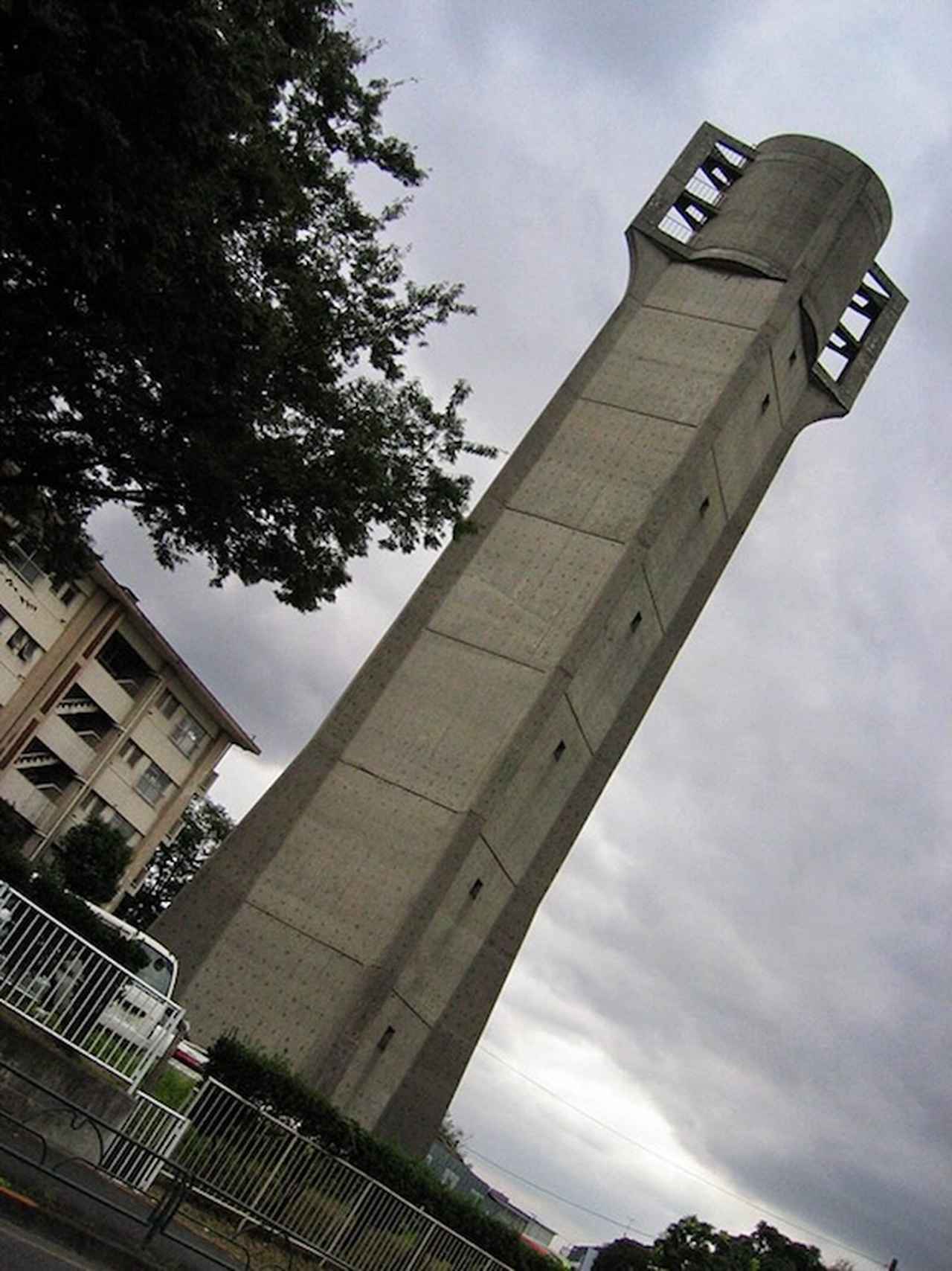 画像: 赤羽台団地の給水塔です。写真は2000年ごろ撮影。かなり早いタイミングで取り壊されたっぽく、これ以降は見かけなくなった気がします。後に、給水塔の写真集を編集したとこがあるんですが、このデザインはかなりレアな気がします
