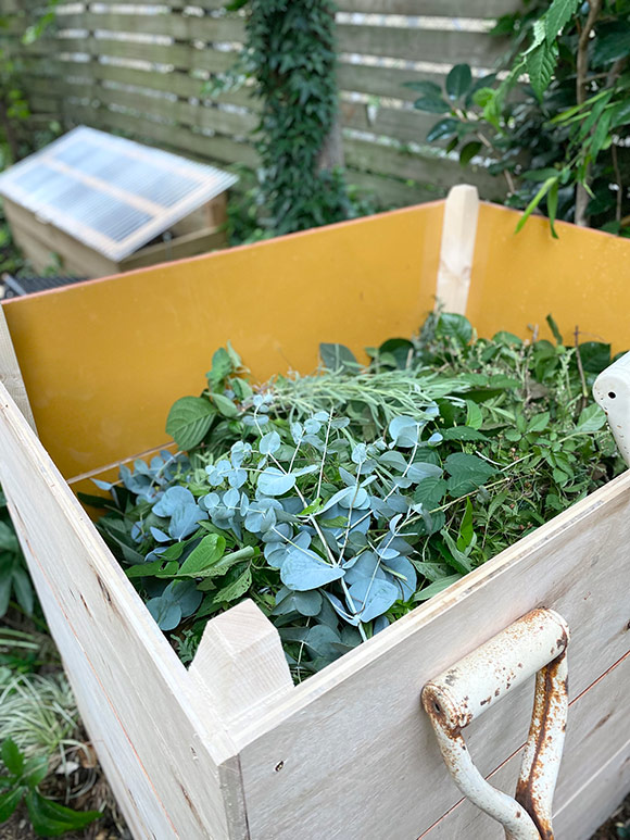 画像: DIYで製作したシンプルなつくりの「枠組み用コンポスト」