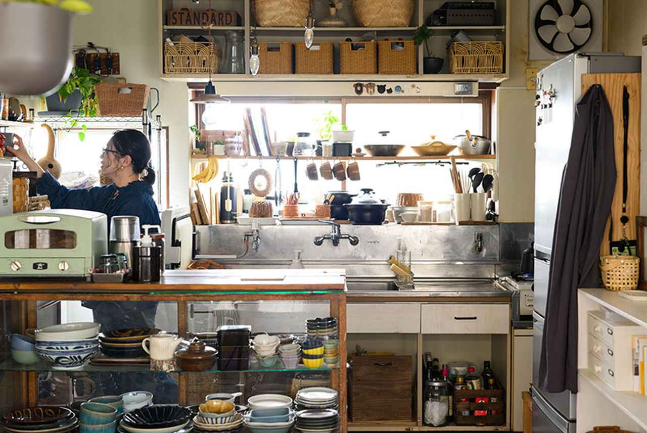 築60年の賃貸物件の「小さな台所」に工夫を重ねて。家事をラクにした台所収納ともの選び3つのポイント／書店員・森田めぐみさん