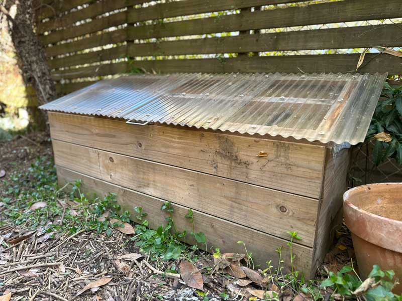 画像: 葉山在住の方が考案された、生ごみを分解させるための蓋付きのコンポスト「キエーロ」
