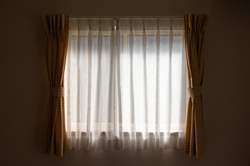 画像: ２．光が入らない家