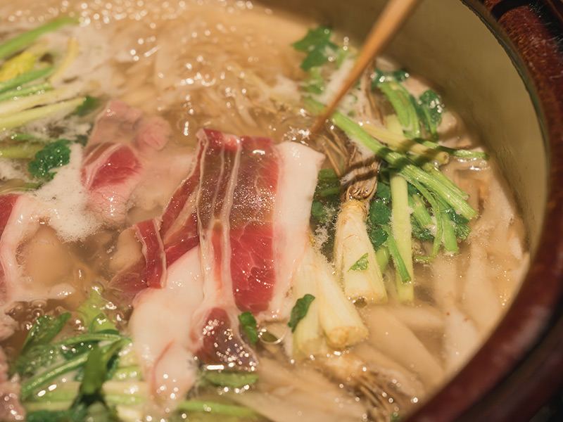 画像: 地元でとれた新鮮な食材を存分に使った「信州ダイニング TOBIRA」での夕食。冬の楽しみは「熊鍋」
