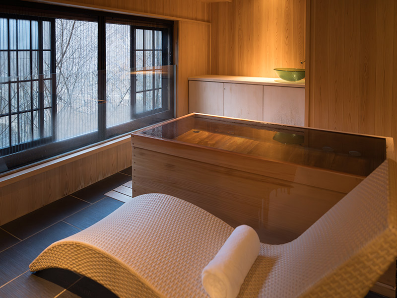 画像: 古くから湯治場として愛されてきた泉質には定評のある明神館。周囲を深い森と渓谷に囲まれ、季節ごとに異なる自然の表情を楽しめる