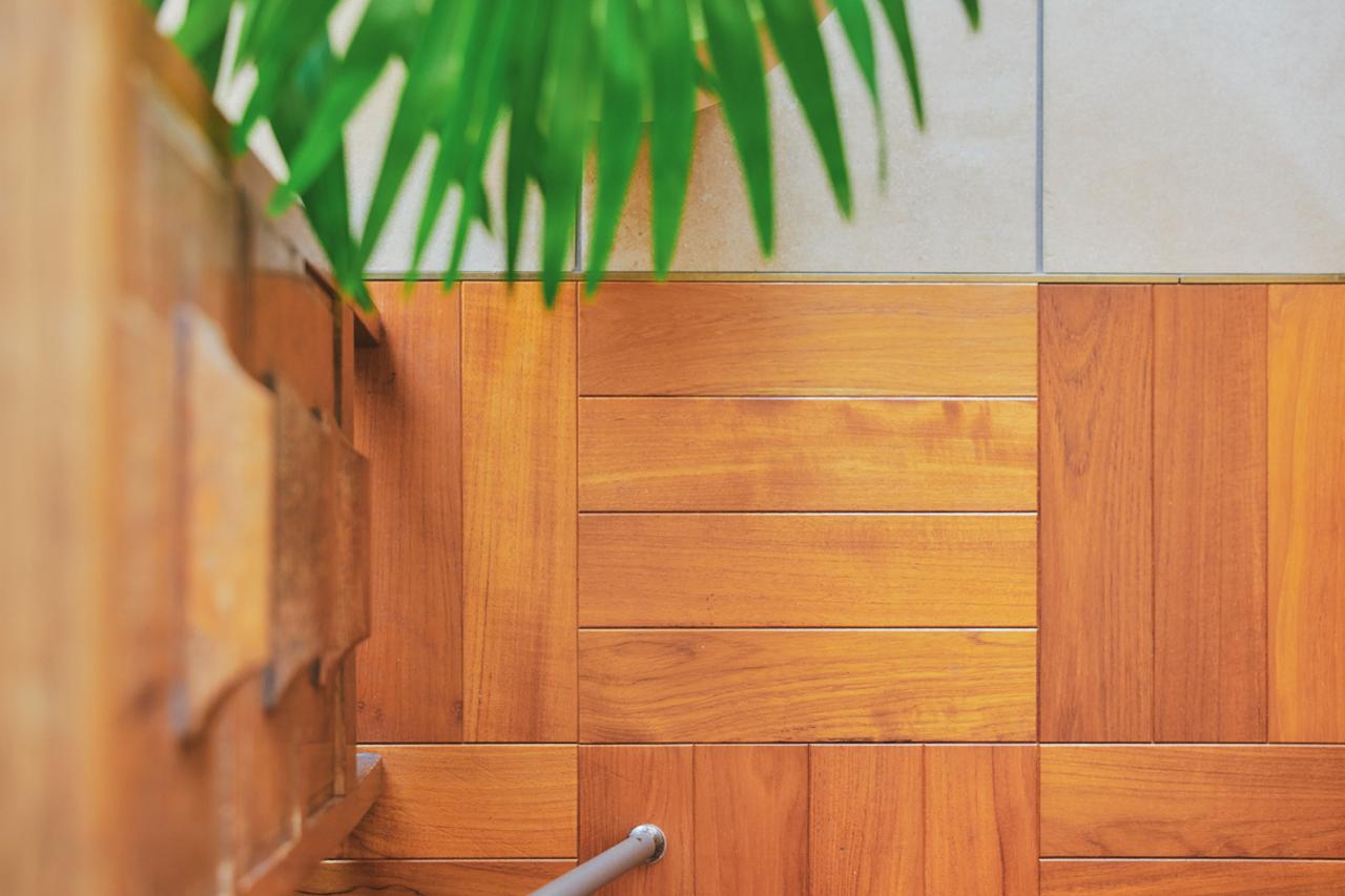 画像: フローリングの床材には「スクールパーケット」を採用。古家具やヴィンテージの家具と相性がいい