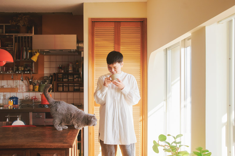 画像: 元保護猫のおイモちゃんは、10歳のオス。おイモちゃんも、空を眺めるのが大好きなんだそう