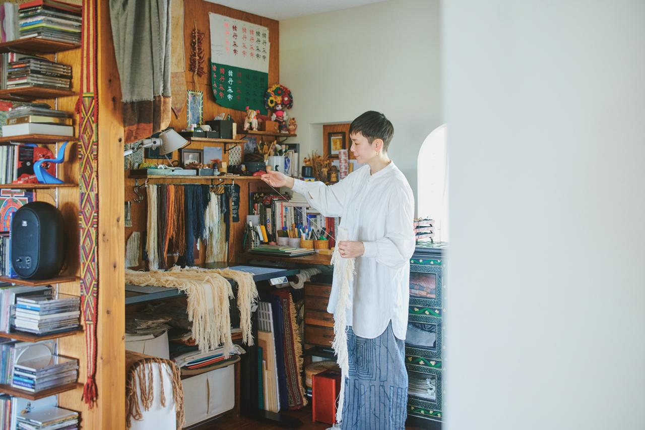 画像: ゆるいゾーン分けでできた別室のような空間。デスクを置いて、タシロさんのアトリエに