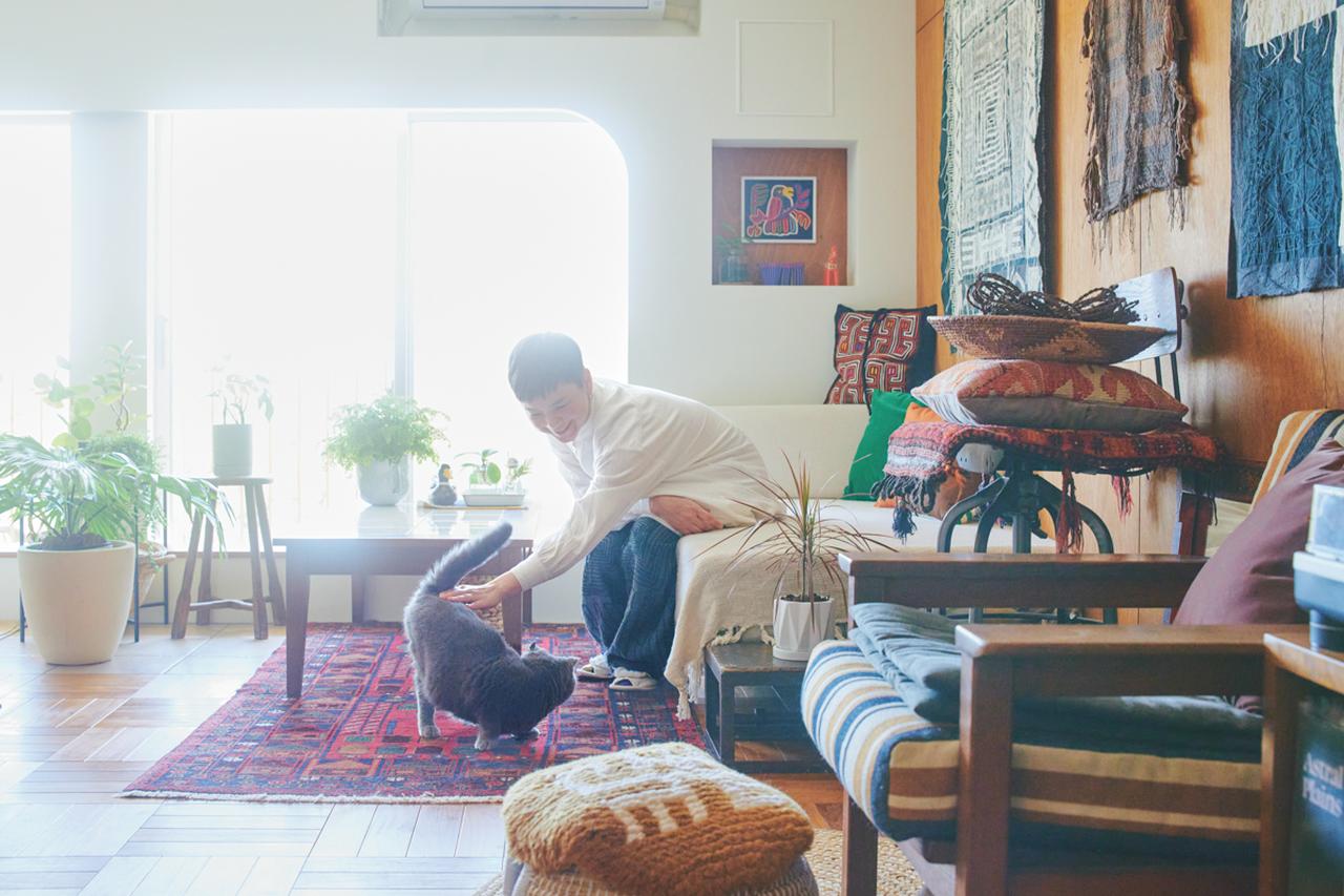 画像: 夫と愛猫とともに暮らす1LDKの住まい。明るい陽射しがいっぱいに差し込む心地いい空間