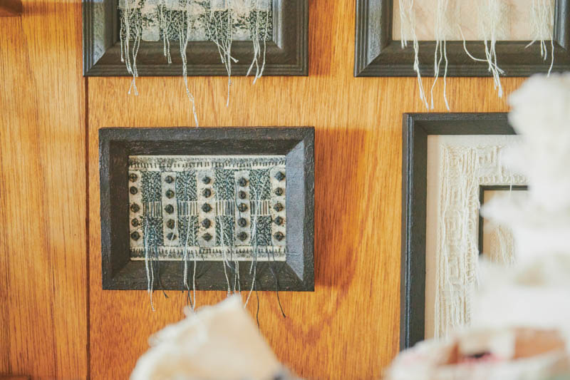 画像: ほどいた糸はそのまま、または手染めして、綿布に手刺繍する。「解体と再構築」が作品づくりのテーマ