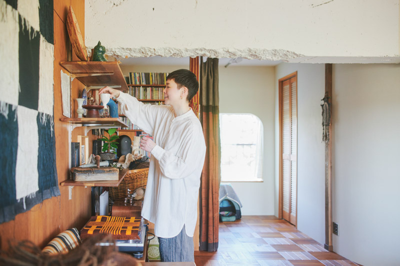 画像: 前に住んでいたのは賃貸で部屋が狭く、持ち物が少なかったそう。越してきてから、家具や雑貨を買いそろえ、インテリアを整えてきた