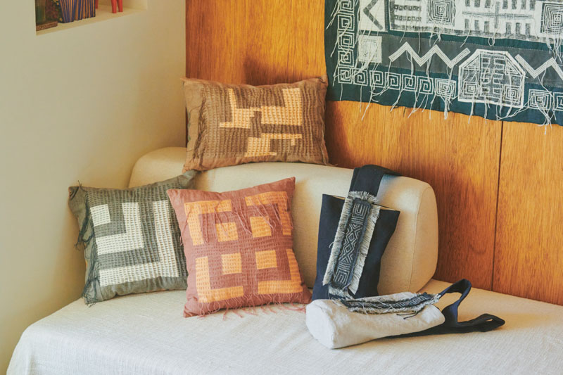 画像: 「syuunyaan」のクッションとバッグ。4月開催の個展に並ぶ予定