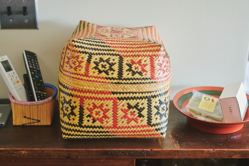 画像: 差し色のオレンジが入ったカゴ。隣の浅鉢は、オレンジ×グリーンで差し色2色の組み合わせが楽しい