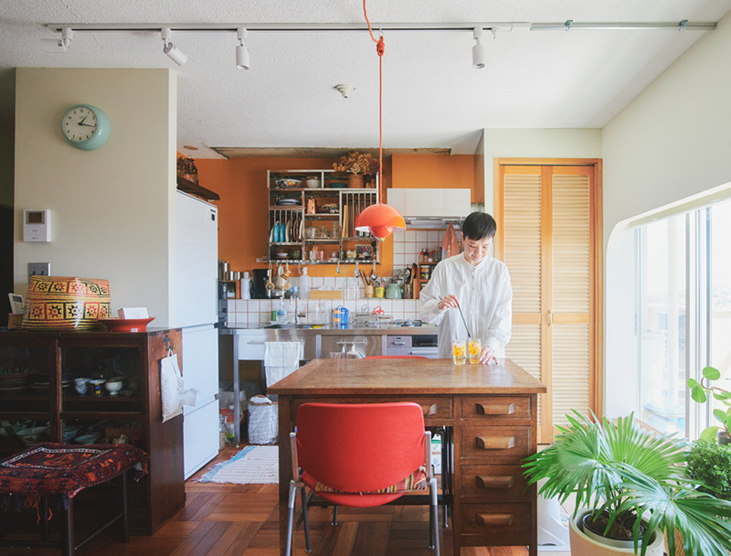 画像: 2023年の初夏に越してきた。家のインテリアはタシロさんが担当。好きなものに囲まれた生活を送る