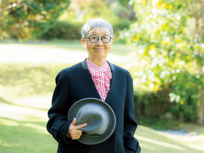 画像: 最近最も多く使っているお気に入りは、「ヨウジヤマモト」の丸メガネ。細すぎず太すぎない、黒いフレームが顔の印象を引き締め、華やかに。「やっぱり彼のブランドはさすが。ほかにはない絶妙なバランスで、飽きがきません」