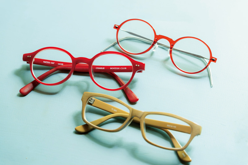 画像: 黒以外に使用中のメガネはこの3本。透け感のある上の赤いメガネは老眼鏡で、軽く持ち運びやすいのがお気に入り。真ん中の赤い丸メガネは「洋服が地味かな？」と思う日の差し色に。松本で見つけたベージュのものはマニッシュなコーディネートにぴったり