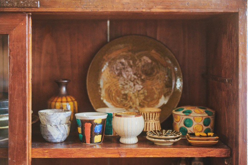 画像: 食器も1個500円で買ったものから作家ものまで、ごちゃ混ぜ