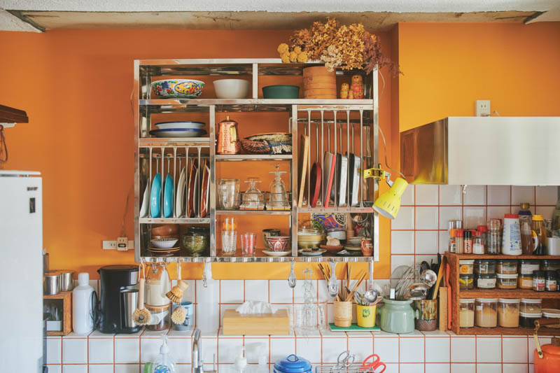 画像: 壁に大型のディッシュラックを設置。「合理的で、見た目もかわいらしくて」とタシロさん