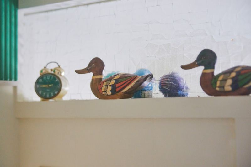 画像: トイレのドアの上にもカモが