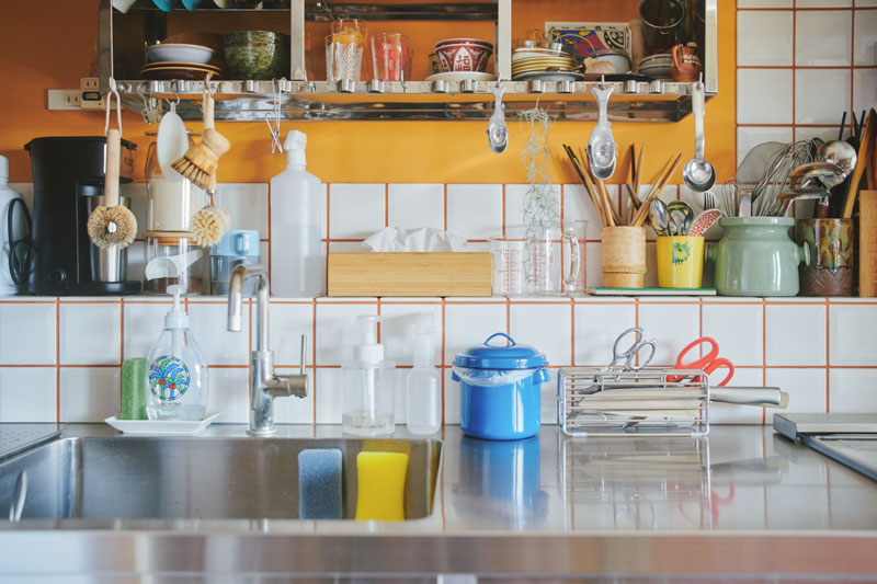 画像: 色づかいが楽しい台所。ものの配置にもこだわりが