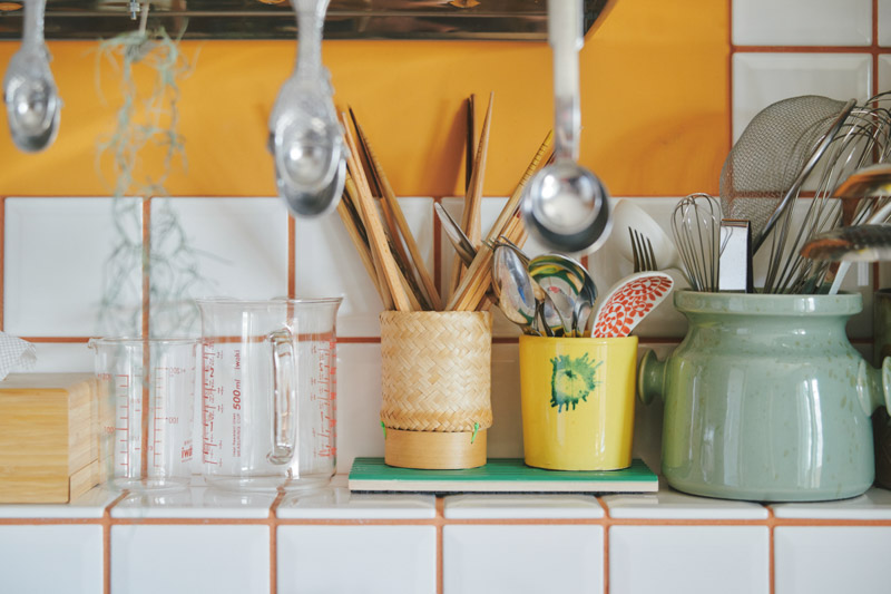 画像: ツール立てひとつとっても、照明の色、素材との相性を考えて選んだもの