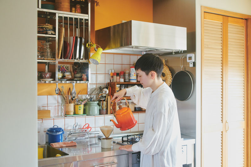 画像: ごはんづくりは、平日はタシロさん、週末は夫のリョウタさんが担当。理想の台所のおかげで、毎日楽しく料理ができる