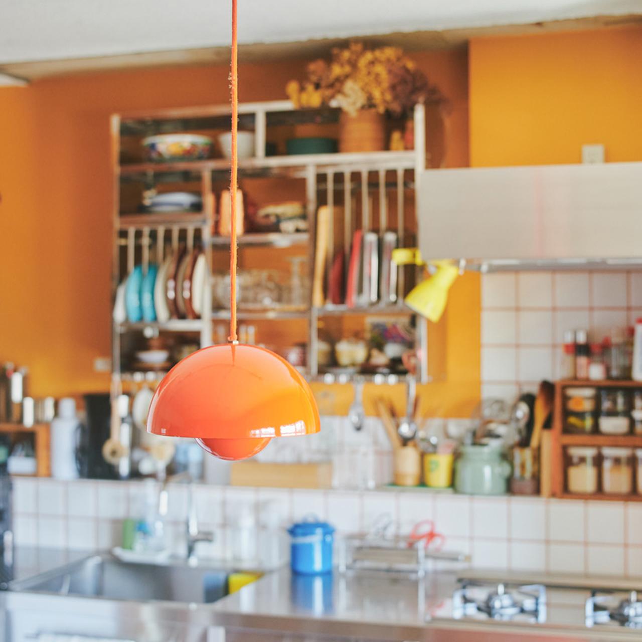 画像: 台所リノベのアイデア② 壁とタイルの目地を、照明とリンク