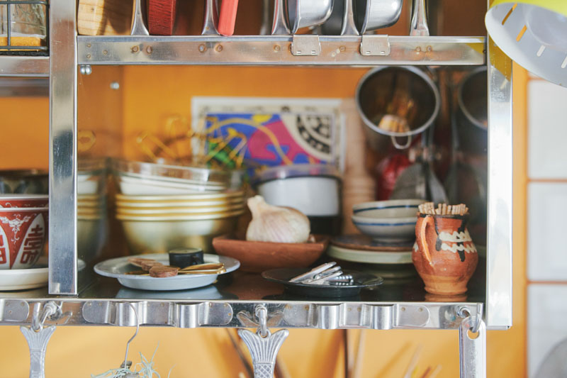 画像: よく使う小さなボウルもラックに。備えつけのフックもあって便利