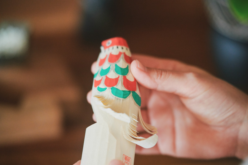 画像: 「羽の模様を作品に取り入れたい」と思って買ったという山形県の民藝品「お鷹ぽっぽ」