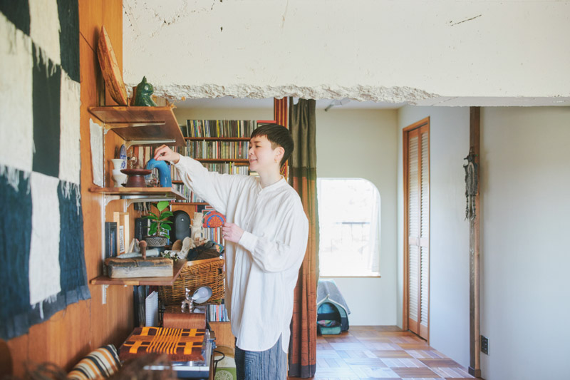 画像: 1LDKの団地の一室に、夫と愛猫と暮らすタシロさん。フルリノベーションで納得いく住まいに仕上げた