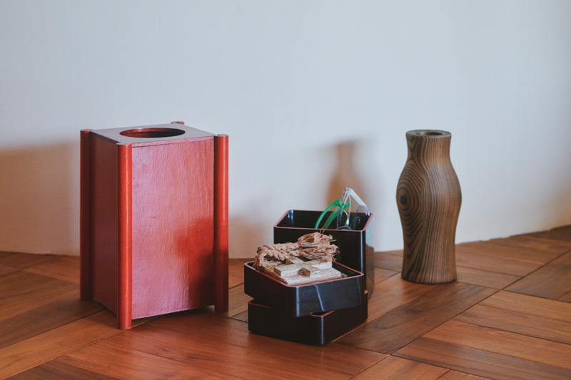 画像: “拾いものコレクション”の一部。赤のゴミ箱はアトリエに置いて気分をアップ。黒のお重セット、木製の花器もお気に入り