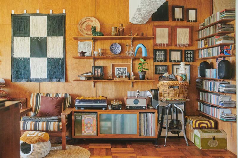 画像: 備えつけの棚に、花器やプレート、オブジェをセンスよくディスプレイ