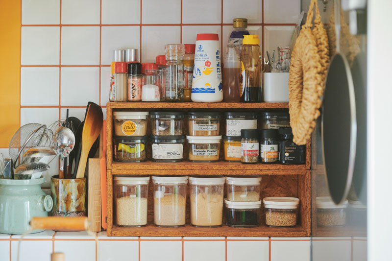 画像: 調味料はまとめてコンロ前の小棚に。調理中にさっと手にとれて効率アップ