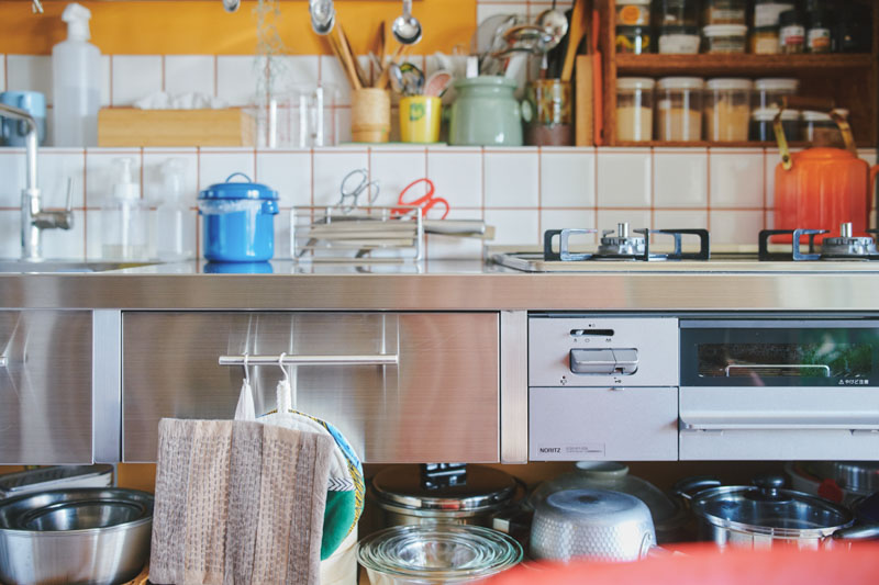 画像: オールステンレスのキッチンは業務用。シンク・調理台・ガスレンジが一体となったキッチンセットを、寸法を指定してオーダーした