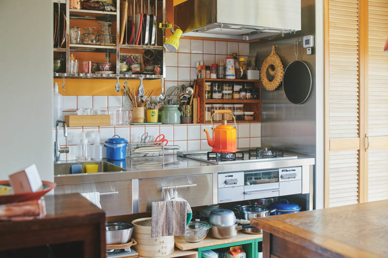 画像: 左端の白壁は、リビングからの眺めを考慮して造作したもの