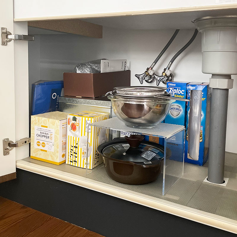 画像: おすすめ無印良品アイテム 02 ボウルや鍋は「仕切棚」で重ねすぎを防ぐ