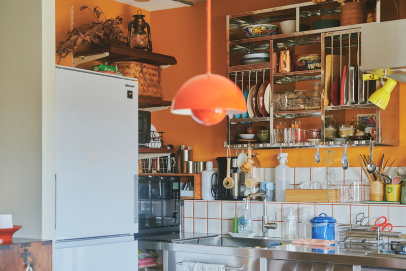 画像: 壁をまわりこむと冷蔵庫が