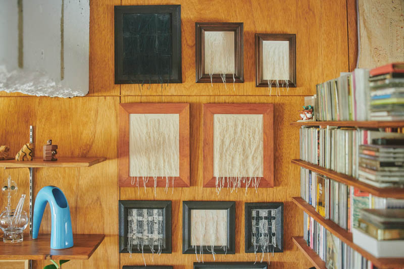 画像: フレームに収まるのは、タシロさんによるテキスタイルアート作品