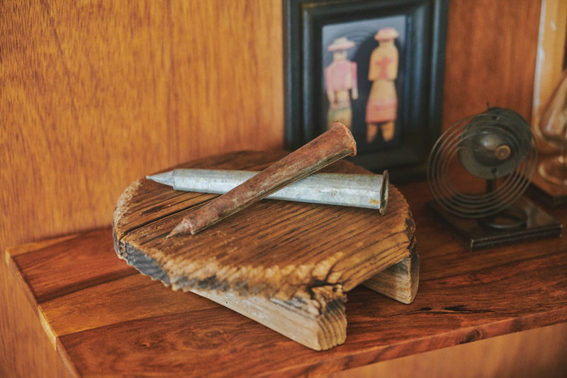 画像: 実家にある蔵に眠っていた、木製蓋釜を台として活用。「祖父の代まで農家だったので、蔵からこういったものがけっこう出てくるんです」とタシロさん