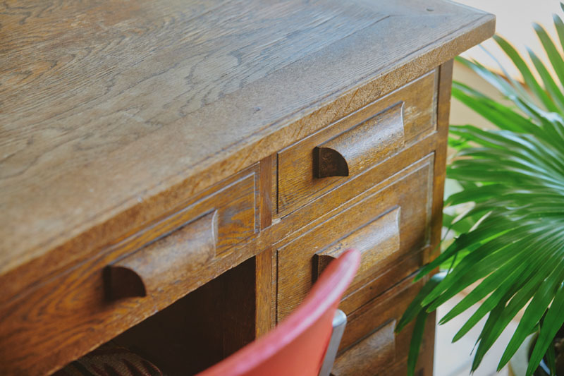 画像: 引き出しには、食器棚に収まりきらない小皿や生活用品などを収納