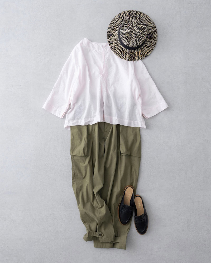 画像: ピンクブラウス　22,000円／ヴェリテクール カーゴパンツ　30,800円／ヴェリテクール ハット　22,000円／ミア ハットアンドアクセサリー シューズ　16,500円／エネス（セムインターナショナル）