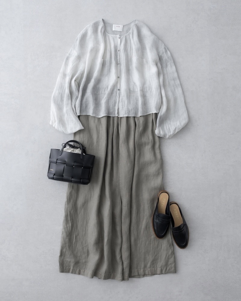 画像: ショート丈ブラウス　30,800円／エンリカ サスペンダー付きパンツ　59,400円／ヴェリテクール バッグ　53,900円／オルセット（オルサ） シューズ　16,500円／エネス（セムインターナショナル）