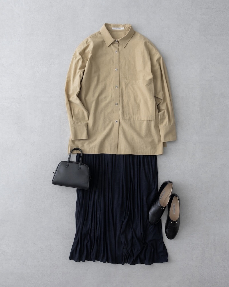 画像: ベージュボックスシャツ　39,600円／プレインピープル スカート　35,200円／プレインピープル バッグ　39,600円／ミズイロインド（ミズイロインド 青山店） シューズ　69,300円／ネブローニ