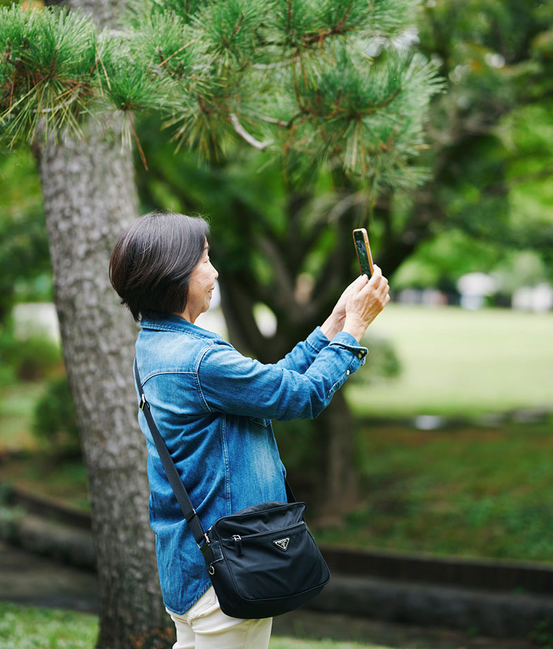 画像: ひとり旅で写真撮影を楽しむショコラさん